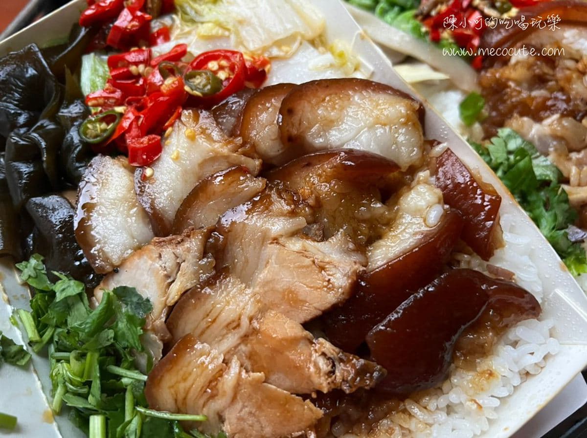在地人還沒營業就排爆!Q彈銷魂腿庫飯晚來吃不到,內行吃法加辣加香菜 在地人還沒營業就排爆!Q彈銷魂腿庫飯晚來吃不到,內行吃法加辣加香菜