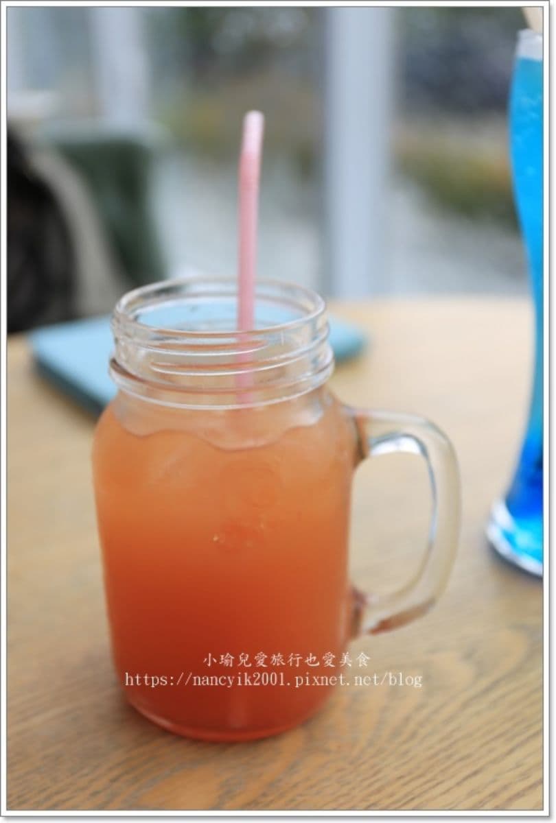 怎麼拍都美!純白貨櫃屋餐廳賞「水瀑帷幕」超療癒,必嘗「松露鮭魚炒飯」 怎麼拍都美!純白貨櫃屋餐廳賞「水瀑帷幕」超療癒,必嘗「松露鮭魚炒飯」