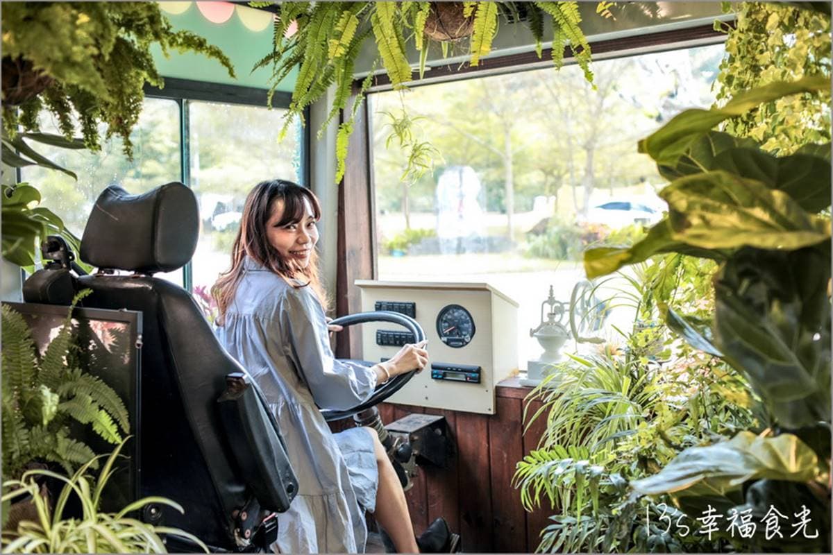 廢棄公車化身森林咖啡廳!「網美駕駛座」充滿綠植超療癒,南洋風涼亭也要拍 廢棄公車化身森林咖啡廳!「網美駕駛座」充滿綠植超療癒,南洋風涼亭也要拍