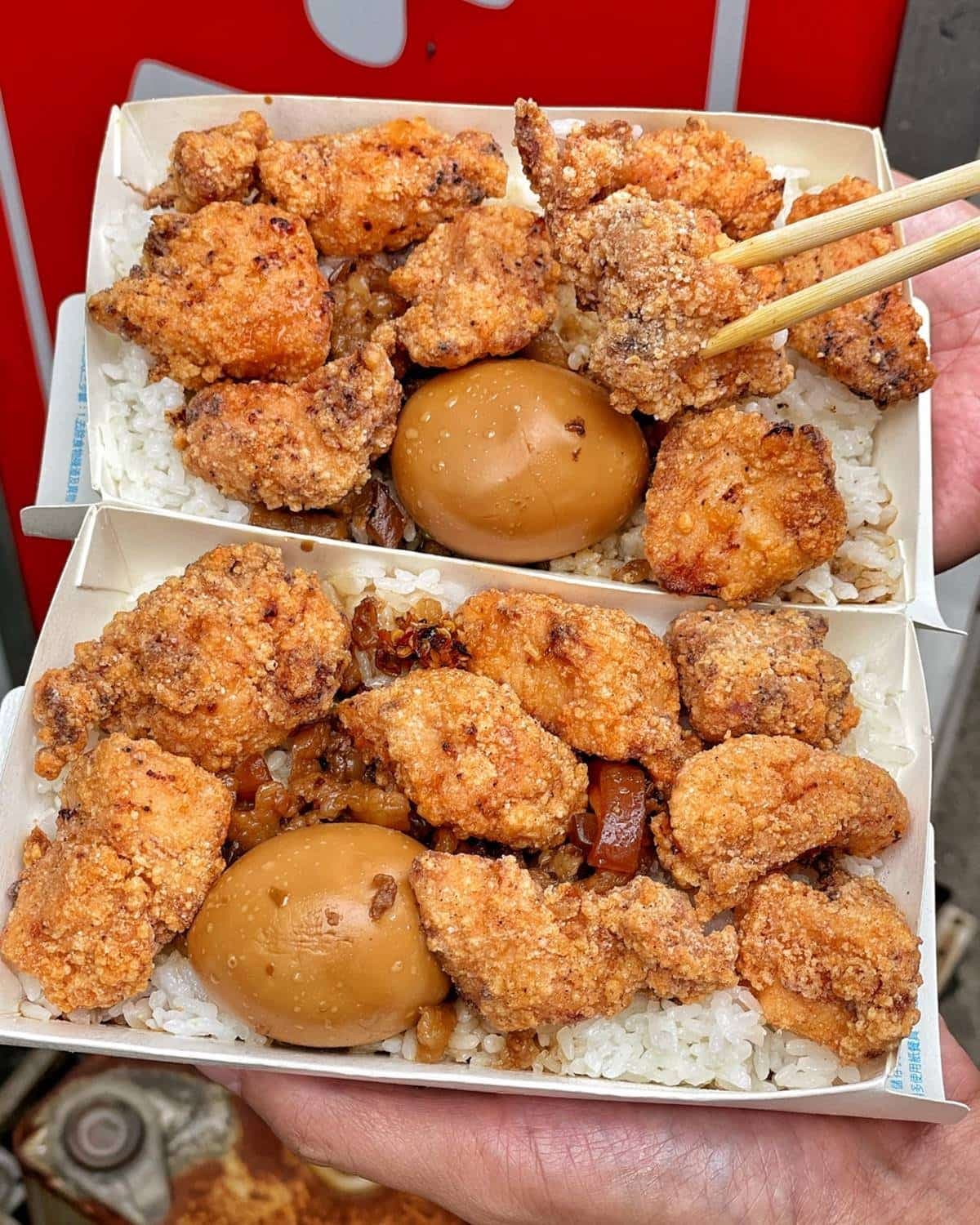 CP值破表!中壢必吃5家小資美食:爆量雞塊飯、65元7顆湯包、9元水煎包 全都不超過100元!5家高CP值「爆量便當」:50元鋪8種滷味、65元泰式椒麻雞