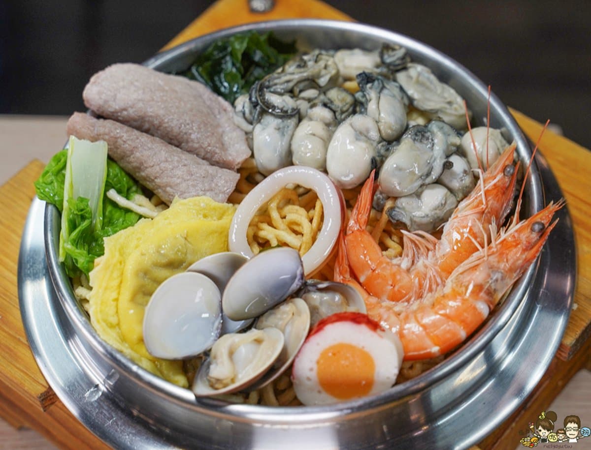 整隻龍蝦只要250元!高雄百元海鮮鍋燒CP值破表,老饕最愛鮮蚵鍋日限量10碗 整隻龍蝦只要250元!高雄百元海鮮鍋燒CP值破表,老饕最愛鮮蚵鍋日限量10碗