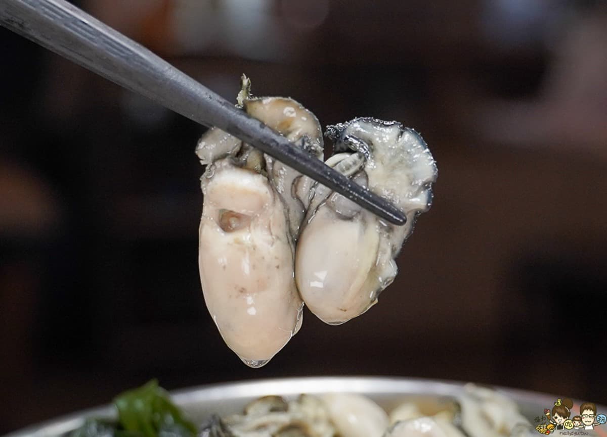 整隻龍蝦只要250元!高雄百元海鮮鍋燒CP值破表,老饕最愛鮮蚵鍋日限量10碗 整隻龍蝦只要250元!高雄百元海鮮鍋燒CP值破表,老饕最愛鮮蚵鍋日限量10碗