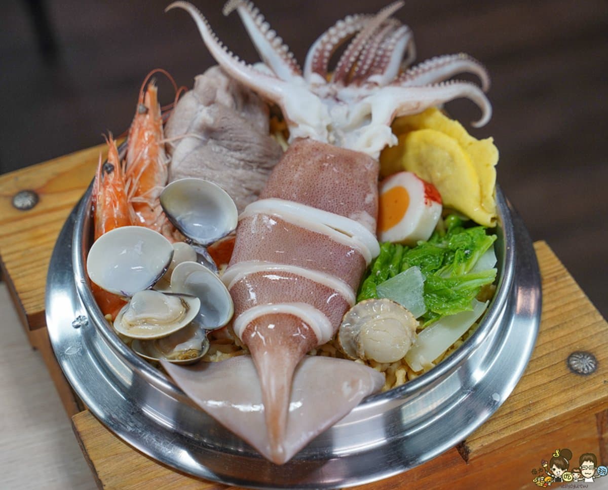 整隻龍蝦只要250元!高雄百元海鮮鍋燒CP值破表,老饕最愛鮮蚵鍋日限量10碗 整隻龍蝦只要250元!高雄百元海鮮鍋燒CP值破表,老饕最愛鮮蚵鍋日限量10碗