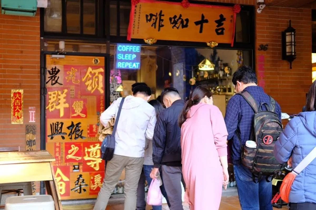 吃1捲少1捲!新竹城隍廟傳說級「肉桂捲」熄燈倒數,淋滿巧克力醬愈咬愈香 吃1捲少1捲!新竹城隍廟傳說級「肉桂捲」熄燈倒數,淋滿巧克力醬愈咬愈香