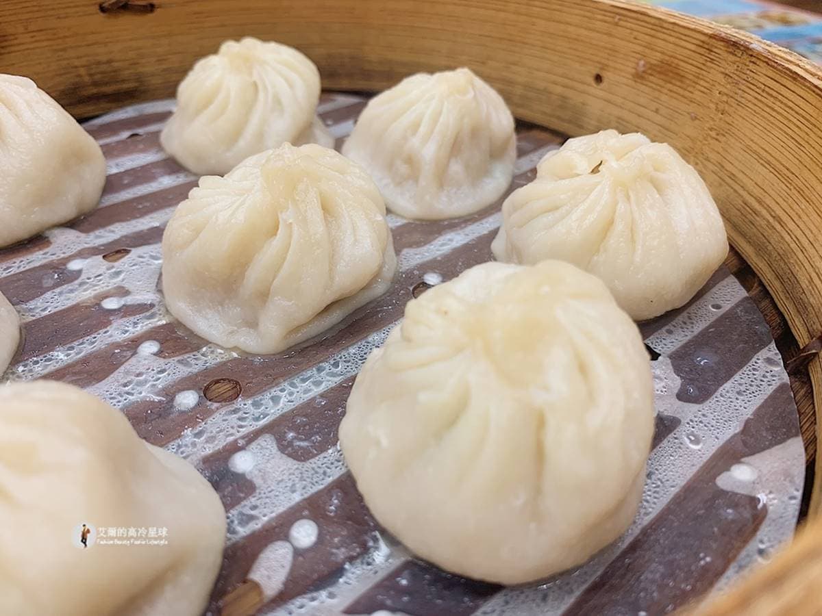 在地人激推!淡水「薄皮湯包」一口咬下會噴汁,柴魚菜頭湯一喝就開胃 淡水美食推薦: 蒸美味小籠湯包