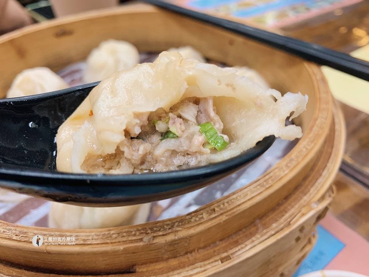 在地人激推!淡水「薄皮湯包」一口咬下會噴汁,柴魚菜頭湯一喝就開胃 淡水美食推薦:在地人私藏美食【Google 4.3星】