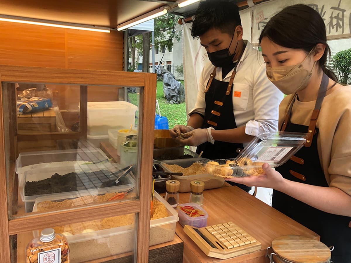 麻糬版的心靈雞湯?超人氣麻糬餐車開賣就排爆,牽絲「鮮奶麻糬」想吃要預訂 麻糬版的心靈雞湯?超人氣麻糬餐車開賣就排爆,牽絲「鮮奶麻糬」想吃要預訂