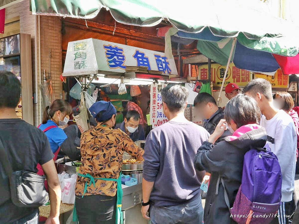 想吃先抽號碼牌!廟東夜市必吃「菱角酥」天天排爆,僅此一間現點現炸超唰嘴 想吃先抽號碼牌!廟東夜市必吃「菱角酥」天天排爆,僅此一間現點現炸超唰嘴