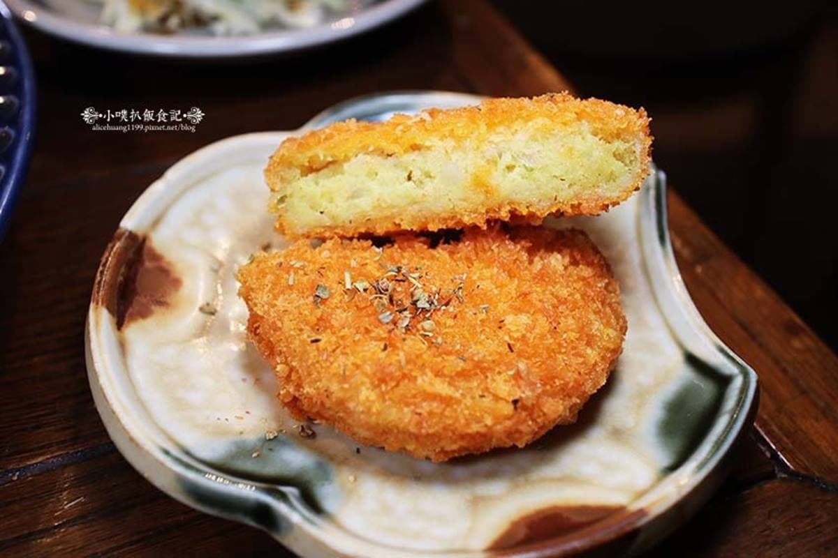 永和最美復古咖哩店!獨特紅酒咖哩酒香超唰嘴,主菜大推彈牙牛肉丸、炸牡蠣 永和最美復古咖哩店!獨特紅酒咖哩酒香超唰嘴,主菜大推彈牙牛肉丸、炸牡蠣