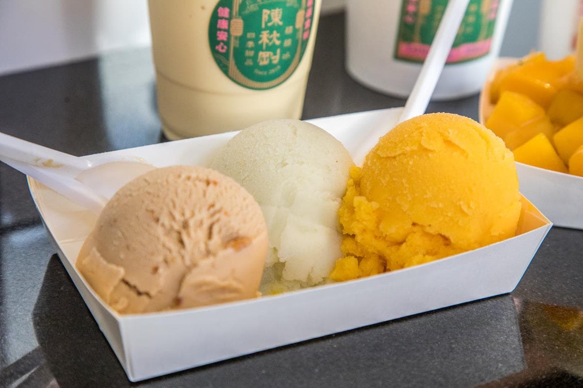 堅持新鮮水果製作!「古早味綿綿冰」任選3球60元,再尬爆量愛文芒果超澎派 堅持新鮮水果製作!「古早味綿綿冰」任選3球60元,再尬爆量愛文芒果超澎派