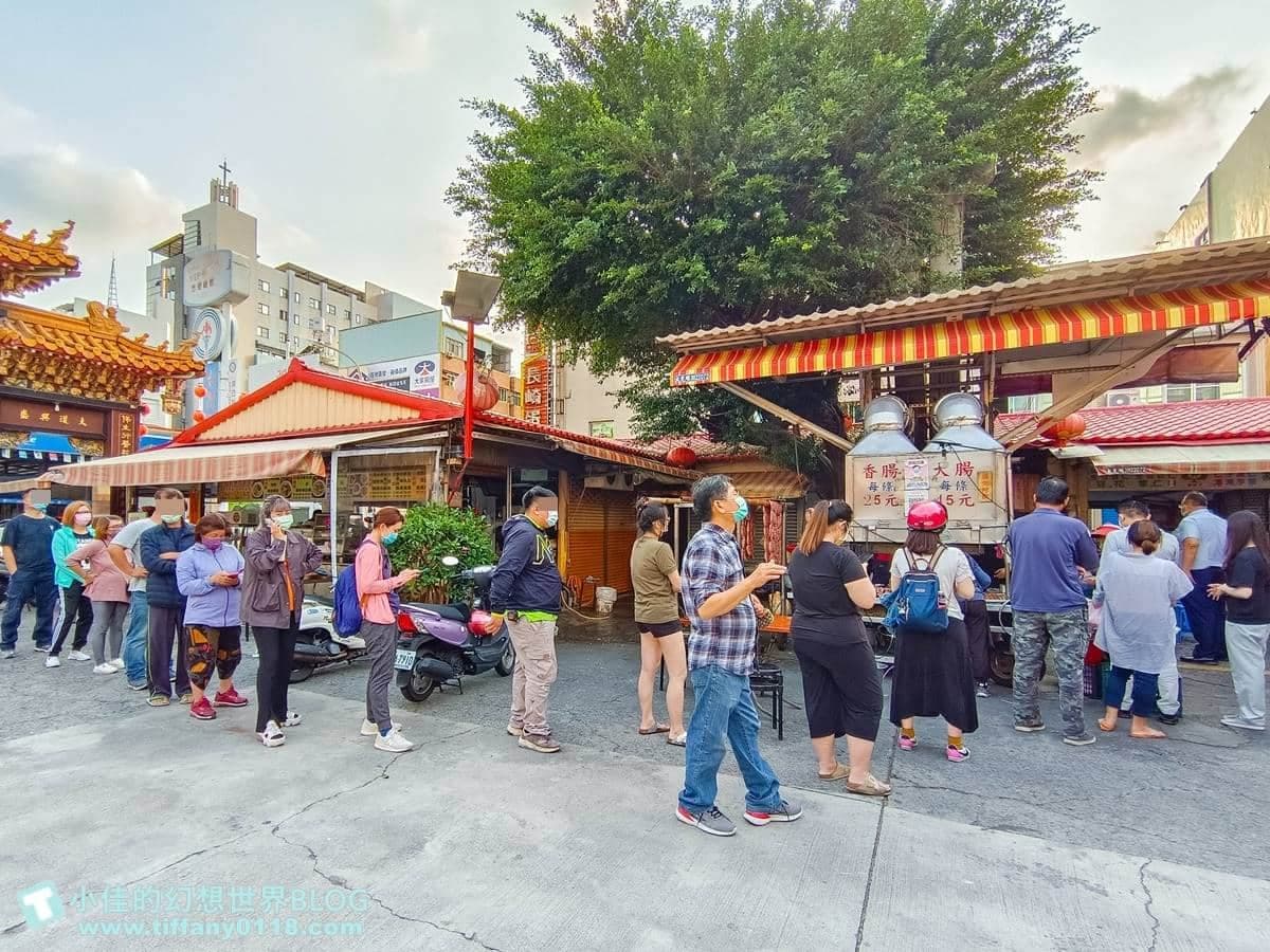 香腸瀑布太吸睛!50年「排隊香腸攤」老饕帶鍋子來買,搭蘿蔔、小黃瓜超解膩 香腸瀑布太吸睛!50年「排隊香腸攤」老饕帶鍋子來買,搭蘿蔔、小黃瓜超解膩