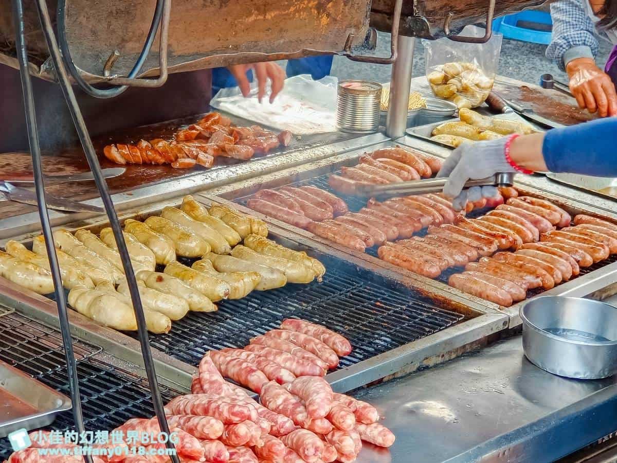 香腸瀑布太吸睛!50年「排隊香腸攤」老饕帶鍋子來買,搭蘿蔔、小黃瓜超解膩 香腸瀑布太吸睛!50年「排隊香腸攤」老饕帶鍋子來買,搭蘿蔔、小黃瓜超解膩