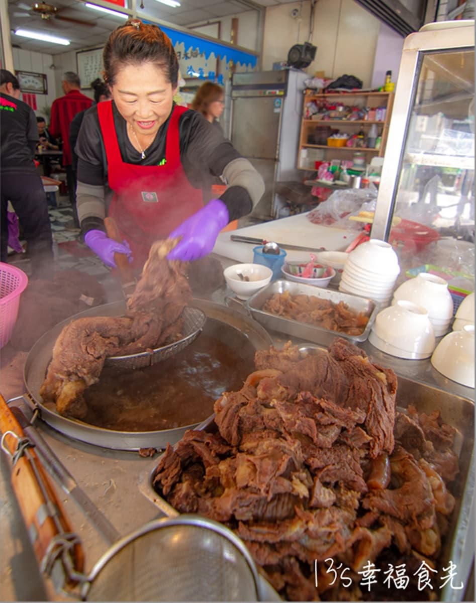 徐天麟也來過!每日直送「溫體牛肉湯」肉量驚人,10元肉燥飯+滑蛋牛超開胃 徐天麟也來過!每日直送「溫體牛肉湯」肉量驚人,10元肉燥飯+滑蛋牛超開胃