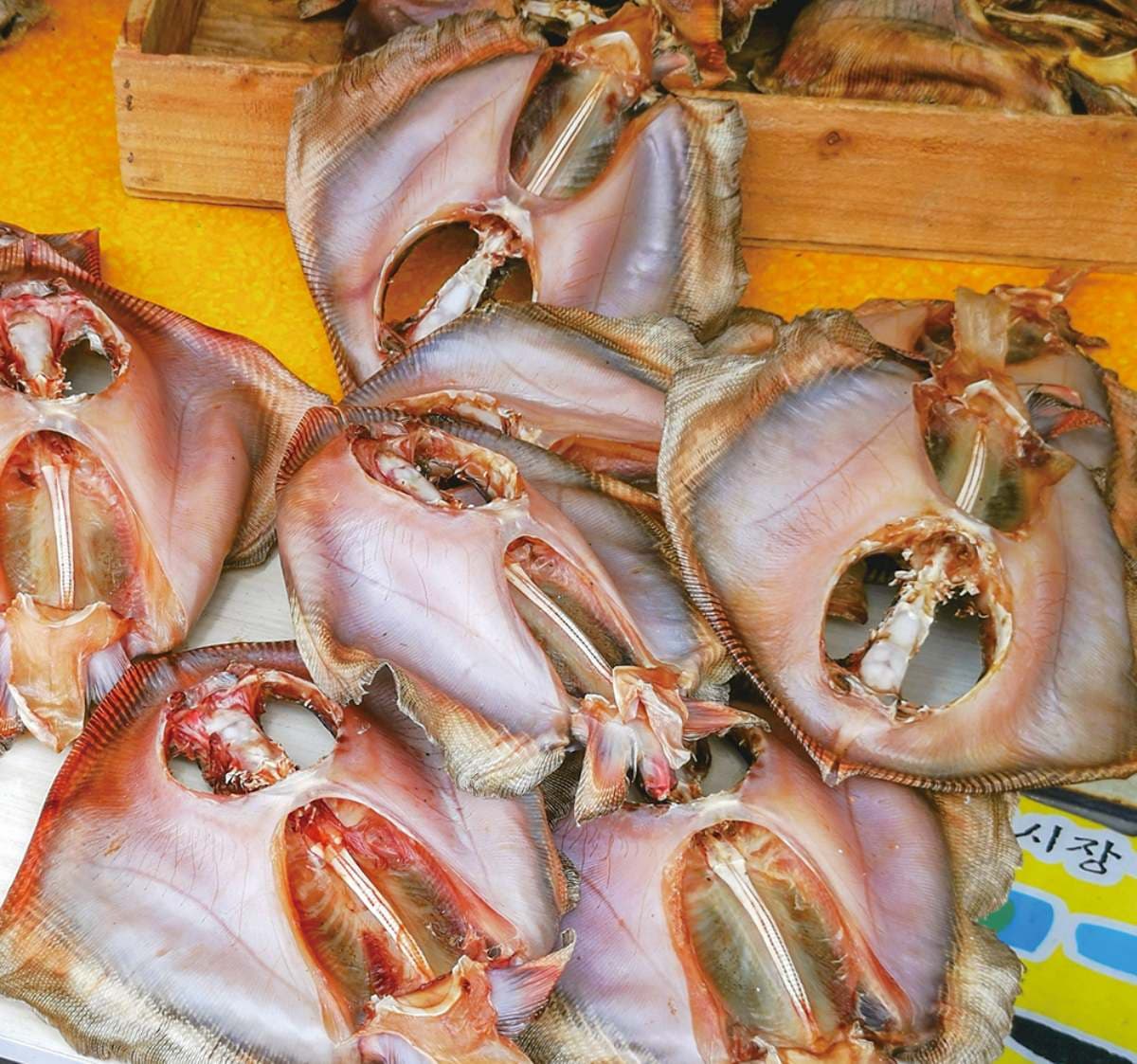 你敢吃嗎?韓國5道「暗黑海鮮」:生吞章魚、「廁所味」生魚片、超害羞海腸 你敢吃嗎?韓國5道「暗黑海鮮」:生吞章魚、「廁所味」生魚片、超害羞海腸