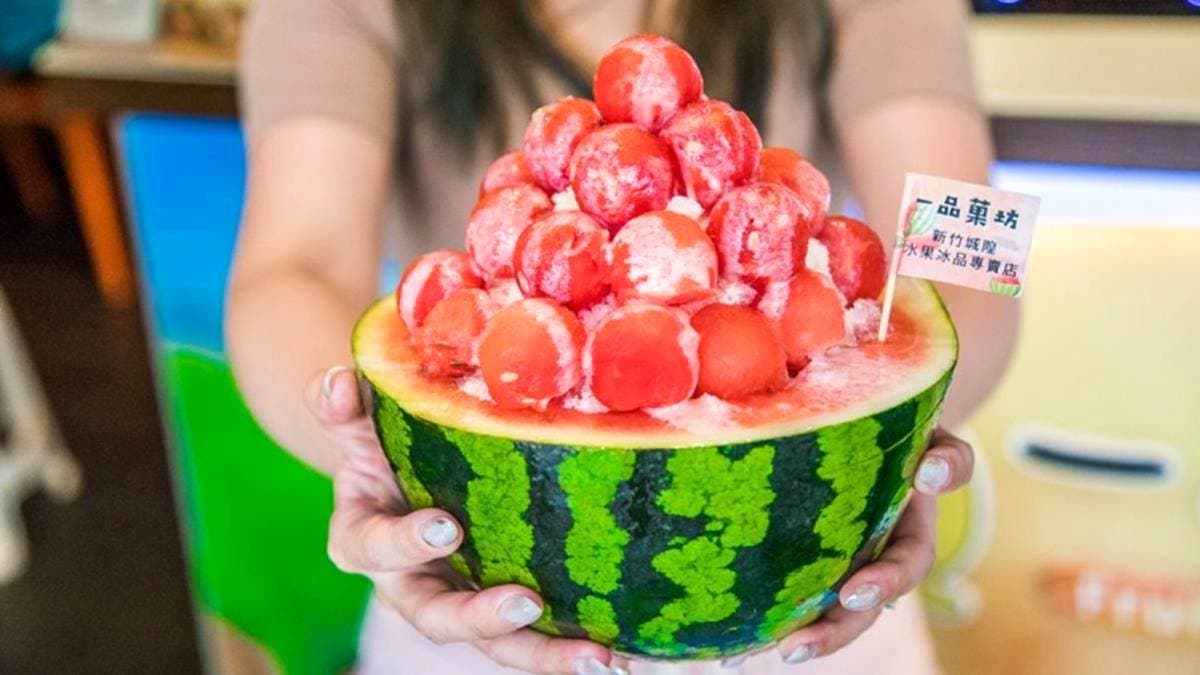 浮誇冰品再+1!霸氣「半顆西瓜冰」不到100元,超萌球球冰淋滿煉乳太邪惡