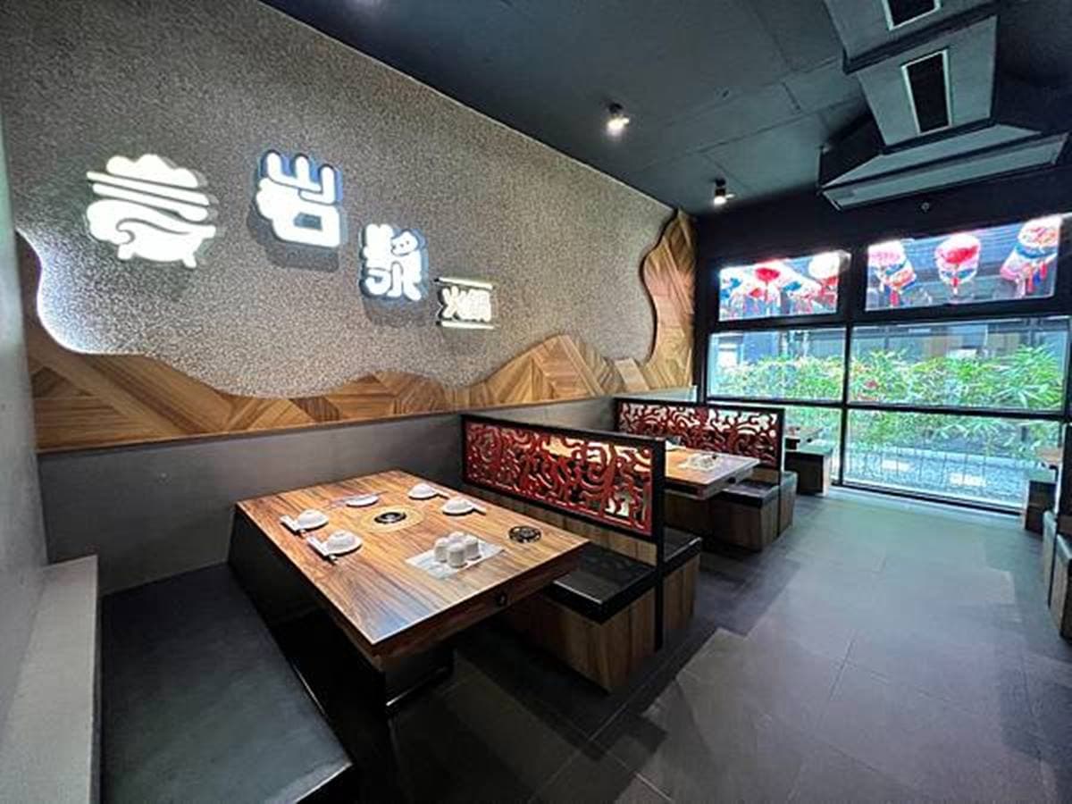 在地人最愛!新竹限定「人氣火鍋」湯底無限續,打卡必吃浮誇「火焰炙燒豬」 在地人最愛!新竹限定「人氣火鍋」湯底無限續,打卡必吃浮誇「火焰炙燒豬」