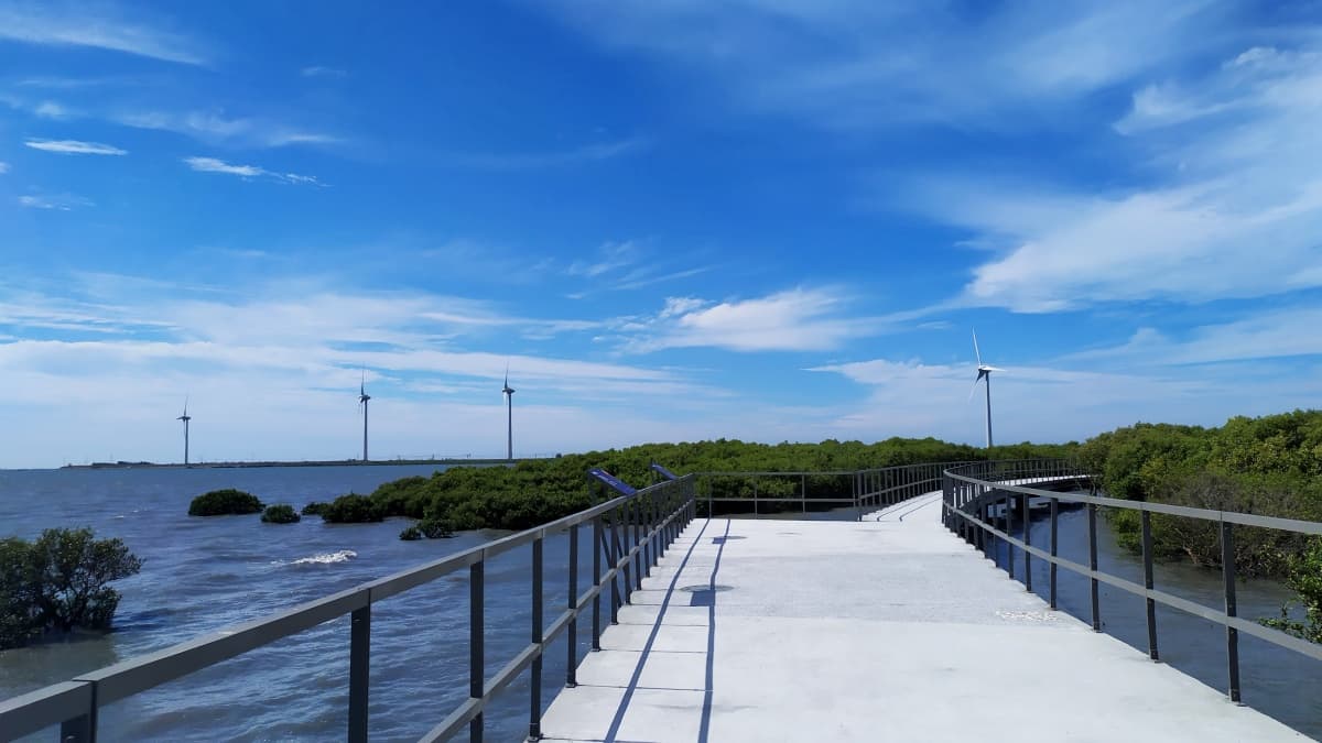 海天一色絕美祕境!打卡彰化「芳苑海空步道」,再嗑飽滿蚵嗲、參拜媽祖廟 海天一色絕美祕境!打卡彰化「芳苑海空步道」,再嗑飽滿蚵嗲、參拜媽祖廟