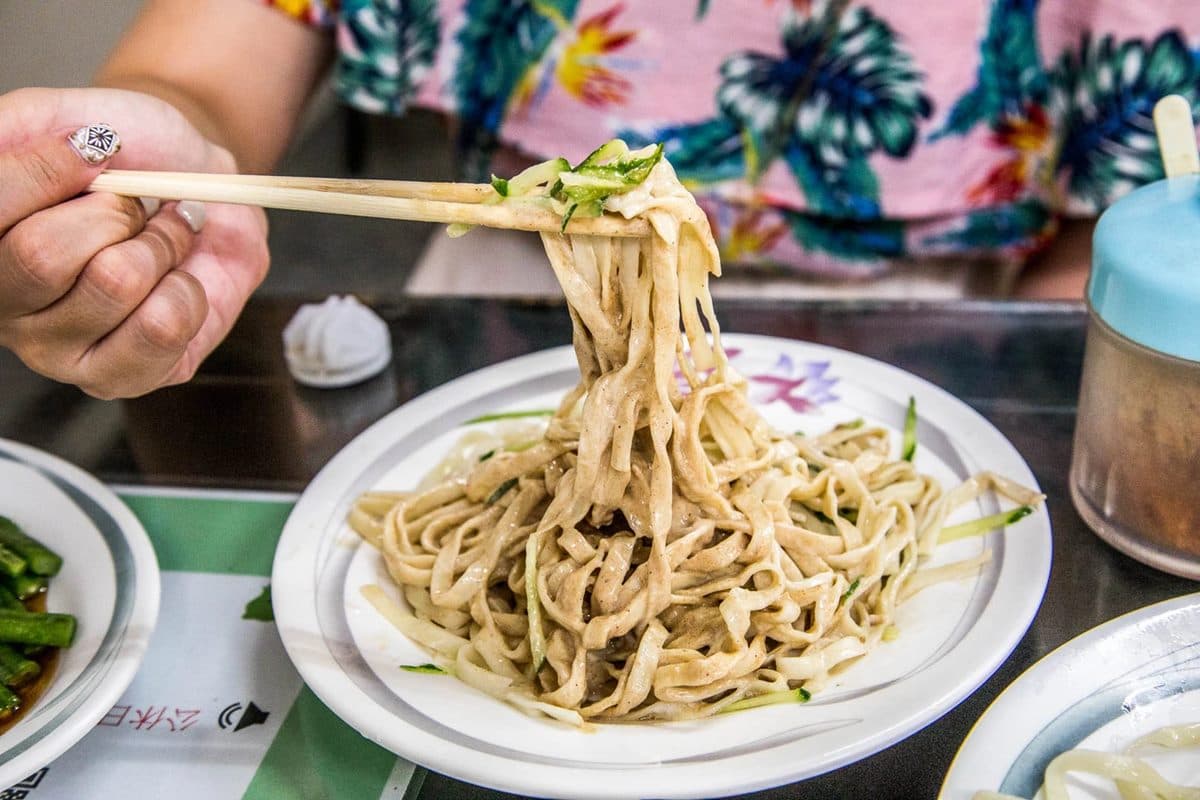 別再只吃雞肉飯!嘉義6大排隊美食:百年牛雜湯、「麻醬+美乃滋」涼麵 別再只吃雞肉飯!嘉義6大排隊美食:百年牛雜湯、「麻醬+美乃滋」涼麵