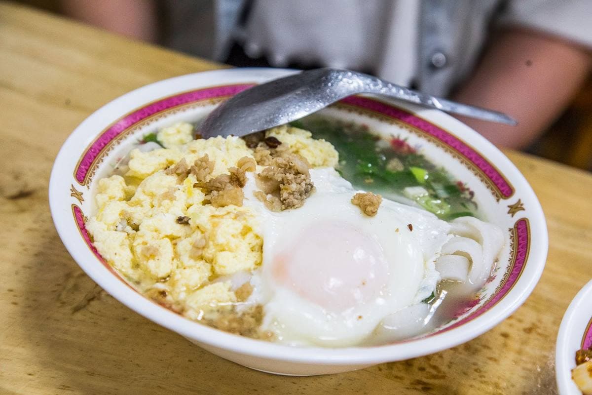在地人排爆!「無招牌米干」藏中壢市場,老饕必點「蛋花+半熟蛋」雙蛋組合 中壢米干推薦|米干尬雙蛋超銷魂