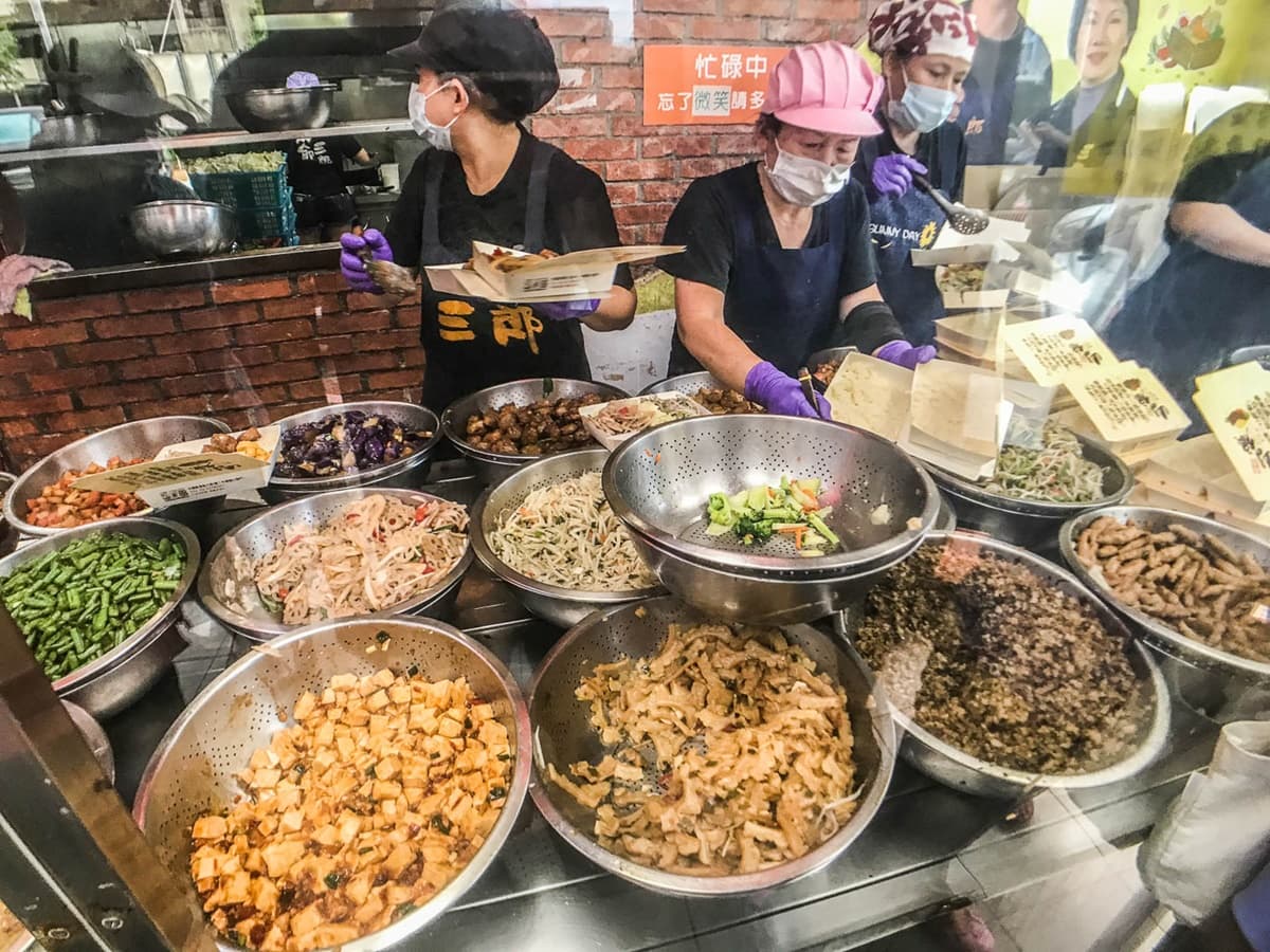 未開門就排爆!「中壢最強便當」鋼盆裝菜超霸氣,爽嗑爆量辣雞丁飯免百元 未開門就排爆!「中壢最強便當」鋼盆裝菜超霸氣,爽嗑爆量辣雞丁飯免百元