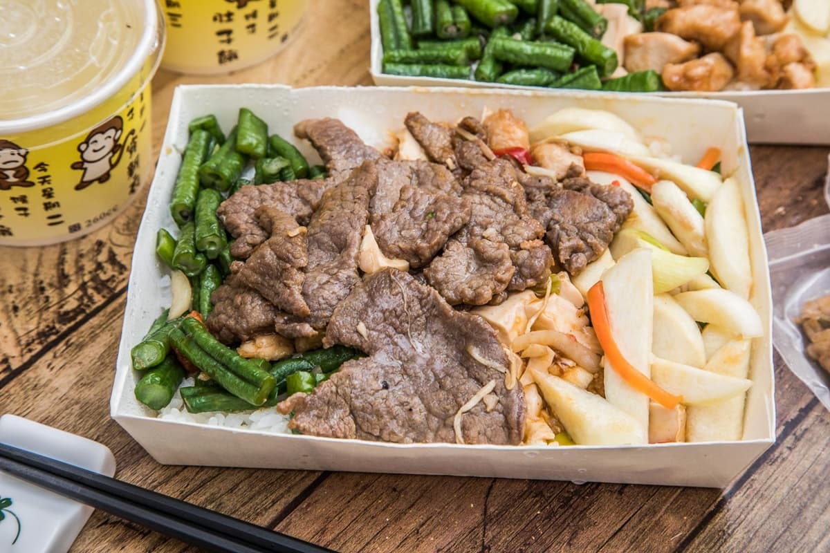 未開門就排爆!「中壢最強便當」鋼盆裝菜超霸氣,爽嗑爆量辣雞丁飯免百元 未開門就排爆!「中壢最強便當」鋼盆裝菜超霸氣,爽嗑爆量辣雞丁飯免百元