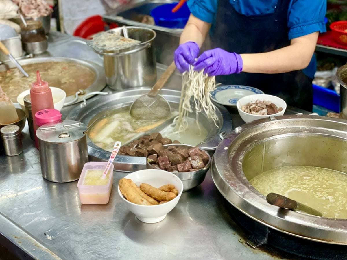 在地人早餐首選!台中市場「人氣麵攤」麻醬隨你加,「豬血湯」料比湯還多 在地人早餐首選!台中市場「人氣麵攤」麻醬隨你加,「豬血湯」料比湯還多