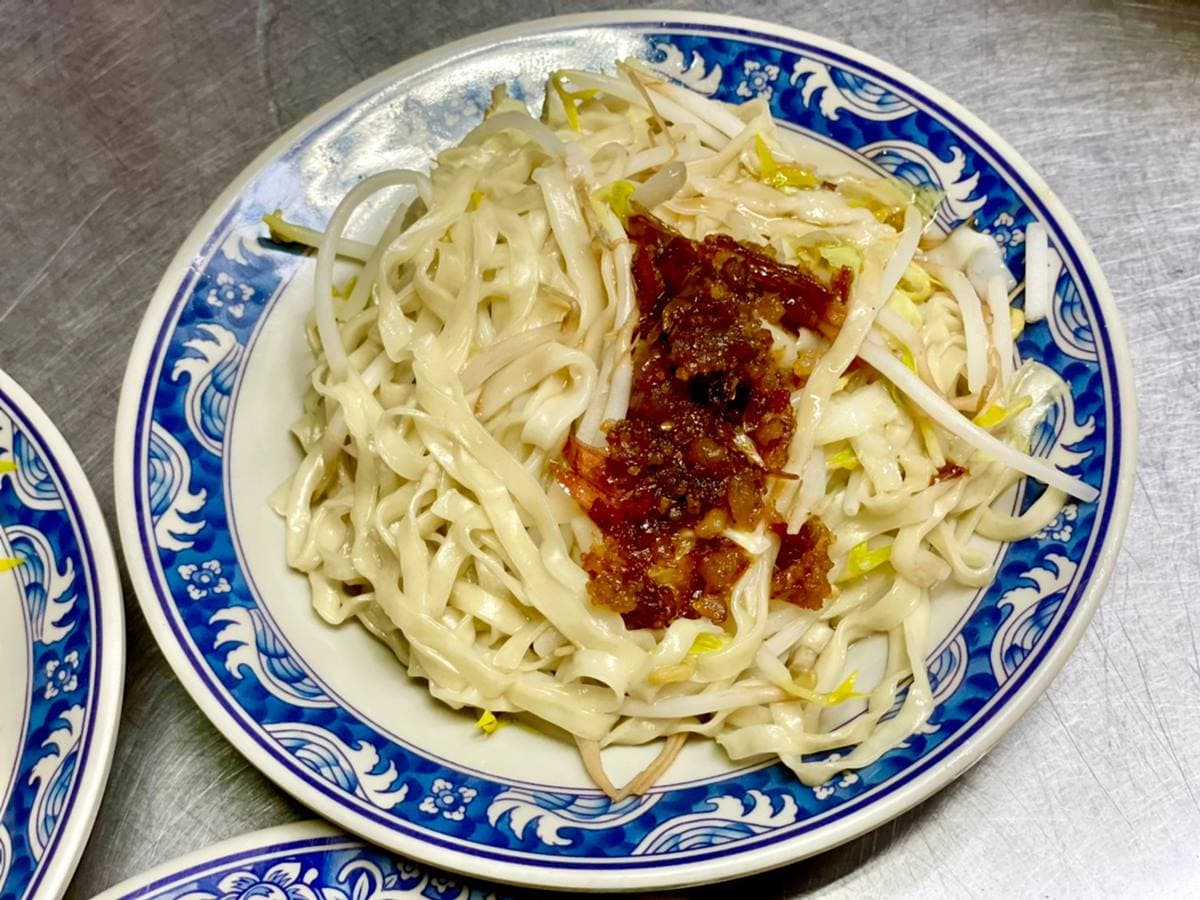 在地人早餐首選!台中市場「人氣麵攤」麻醬隨你加,「豬血湯」料比湯還多 在地人早餐首選!台中市場「人氣麵攤」麻醬隨你加,「豬血湯」料比湯還多