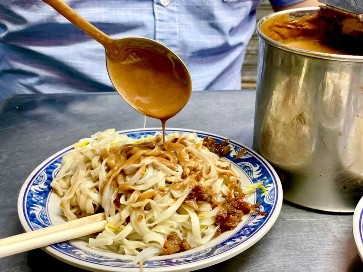 在地人早餐首選!台中市場「人氣麵攤」麻醬隨你加,「豬血湯」料比湯還多 在地人早餐首選!台中市場「人氣麵攤」麻醬隨你加,「豬血湯」料比湯還多