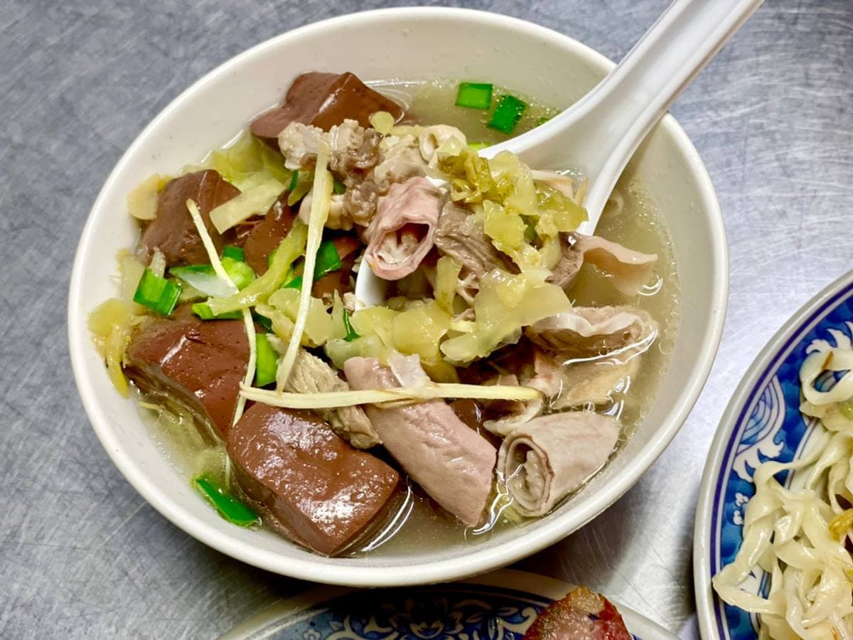 在地人早餐首選!台中市場「人氣麵攤」麻醬隨你加,「豬血湯」料比湯還多 在地人早餐首選!台中市場「人氣麵攤」麻醬隨你加,「豬血湯」料比湯還多