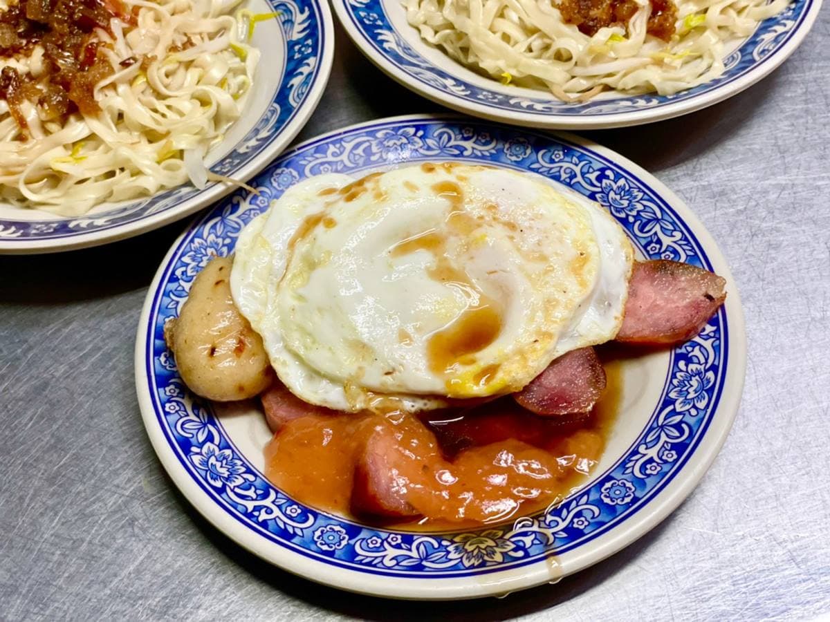 在地人早餐首選!台中市場「人氣麵攤」麻醬隨你加,「豬血湯」料比湯還多 在地人早餐首選!台中市場「人氣麵攤」麻醬隨你加,「豬血湯」料比湯還多