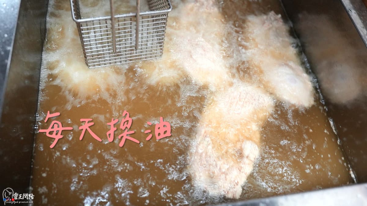 牽絲超過400公分!最狂「爆漿雞排」包入草莓、芒果,滿滿起司用料不手軟 牽絲超過400公分!最狂「爆漿雞排」包入草莓、芒果,滿滿起司用料不手軟