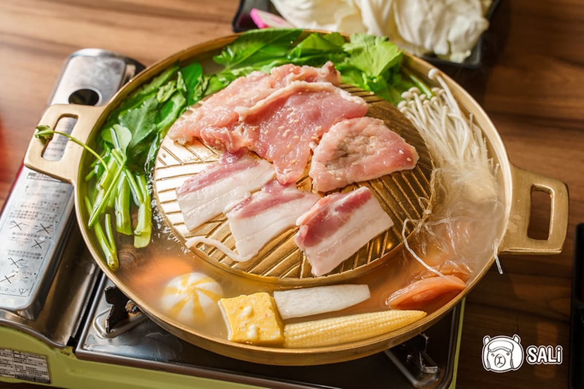 1秒到泰國!「泰式燒烤」銅盤烤肉大啖4種豬肉,再嗑道地MAMA麵、冬蔭功湯 1秒到泰國!「泰式燒烤」銅盤烤肉大啖4種豬肉,再嗑道地MAMA麵、冬蔭功湯