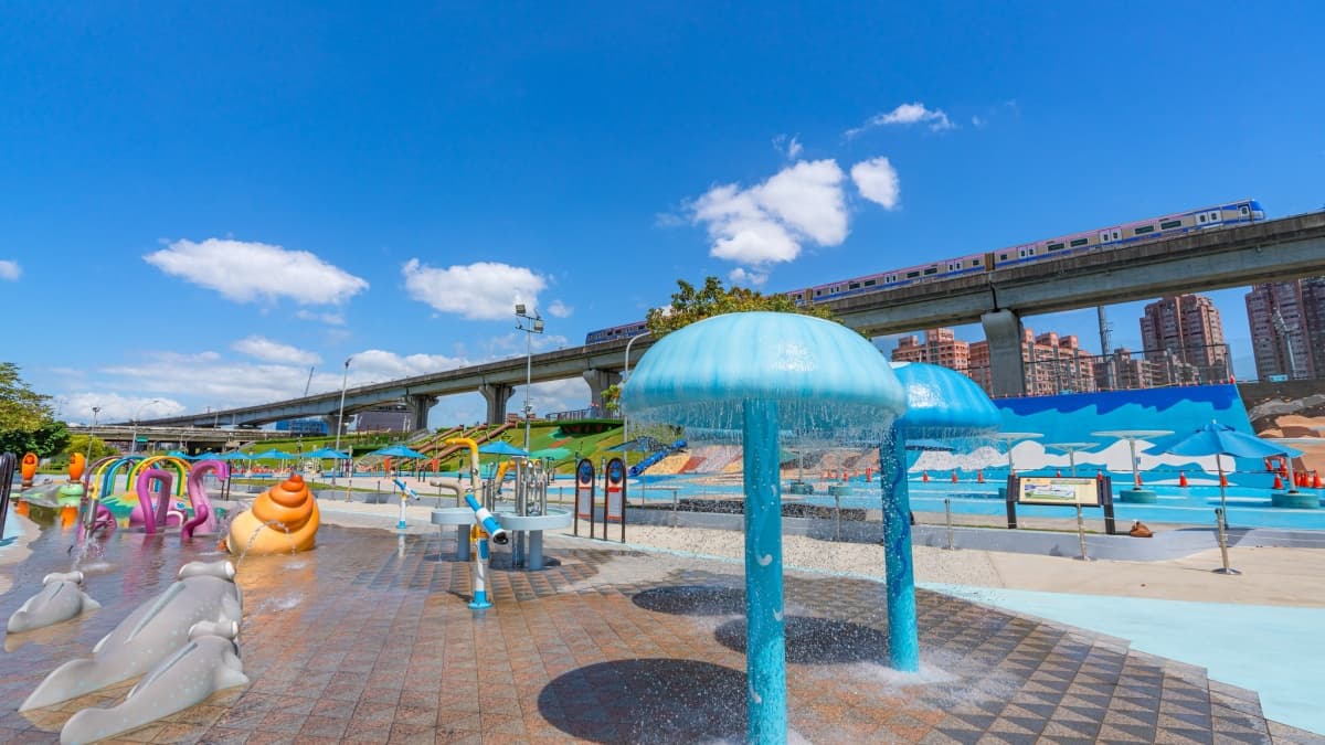 搭公車、捷運就能到!雙北5戲水公園:全台最大水樂園、1公頃水陸空遊戲場 等到了!全台最大「海世界水樂園」7/1開放,免費玩巨型海龜、螃蟹等7大設施