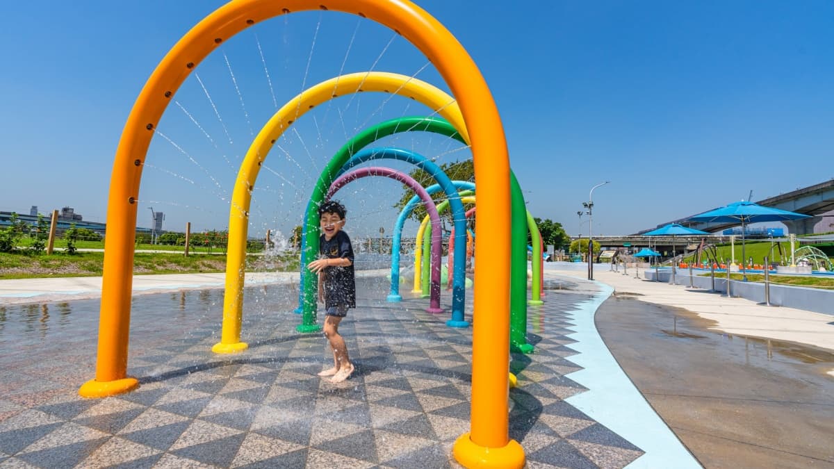 搭公車、捷運就能到!雙北5戲水公園:全台最大水樂園、1公頃水陸空遊戲場 等到了!全台最大「海世界水樂園」7/1開放,免費玩巨型海龜、螃蟹等7大設施