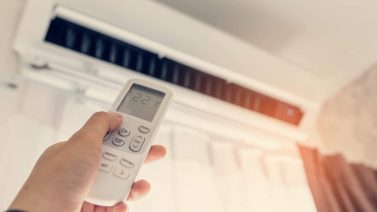 你家開冷氣了嗎?專家破解3省電迷思:變頻冷氣、省電燈泡「不一定比較省」