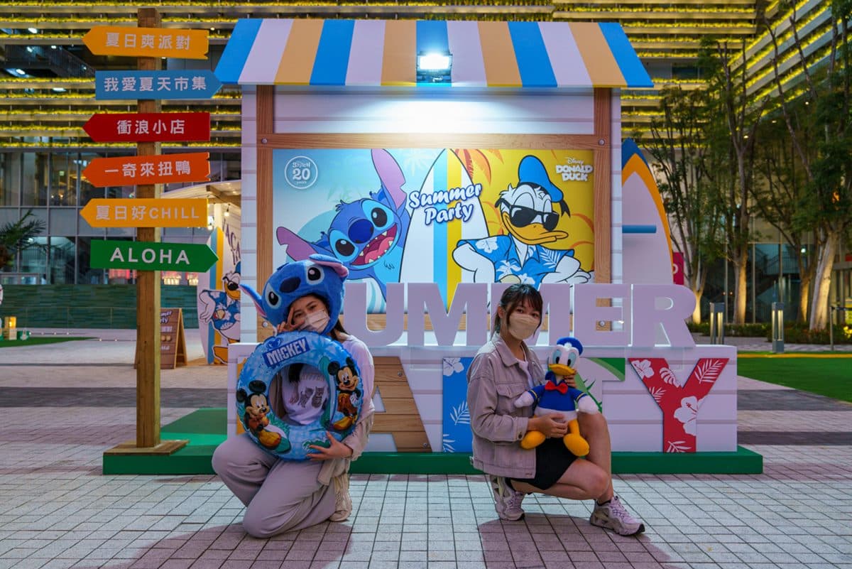 全台首場史迪奇、唐老鴨度假小屋!《星際寶貝》場景必拍,還有免費冰棒可吃 全台首場史迪奇、唐老鴨度假小屋!《星際寶貝》場景必拍,還有免費冰棒可吃