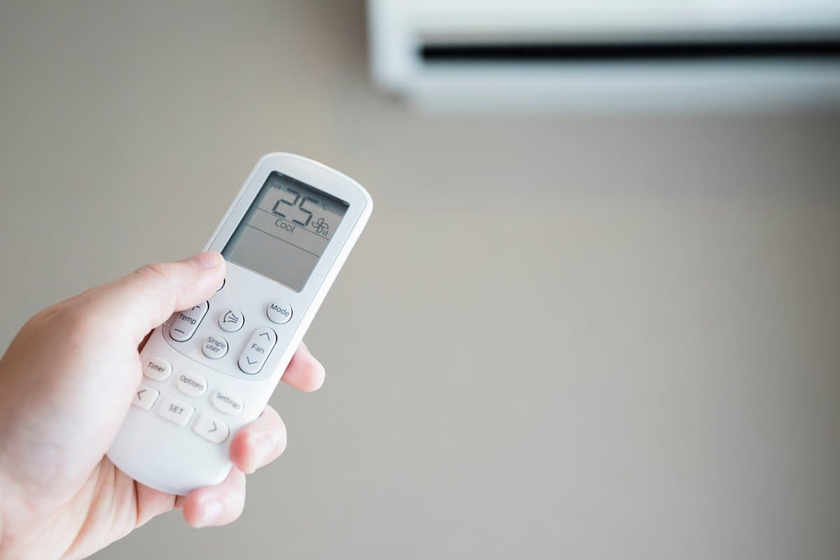 不怕電費漲!冷氣遙控器「這鍵」按下去超省錢,網曝開啟1模式就能爽吹整晚 不怕電費漲!冷氣遙控器「這鍵」按下去超省錢,網曝開啟1模式就能爽吹整晚