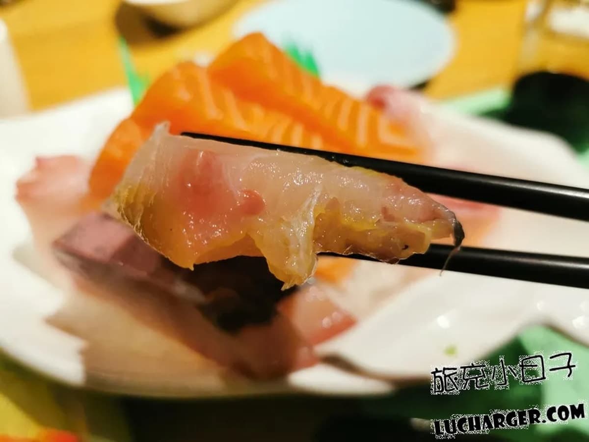 生魚片厚達1公分!「豪華散壽司」一次嘗3種鮮魚,鮭魚味增湯給料不手軟 生魚片厚達1公分!「豪華散壽司」一次嘗3種鮮魚,鮭魚味增湯給料不手軟