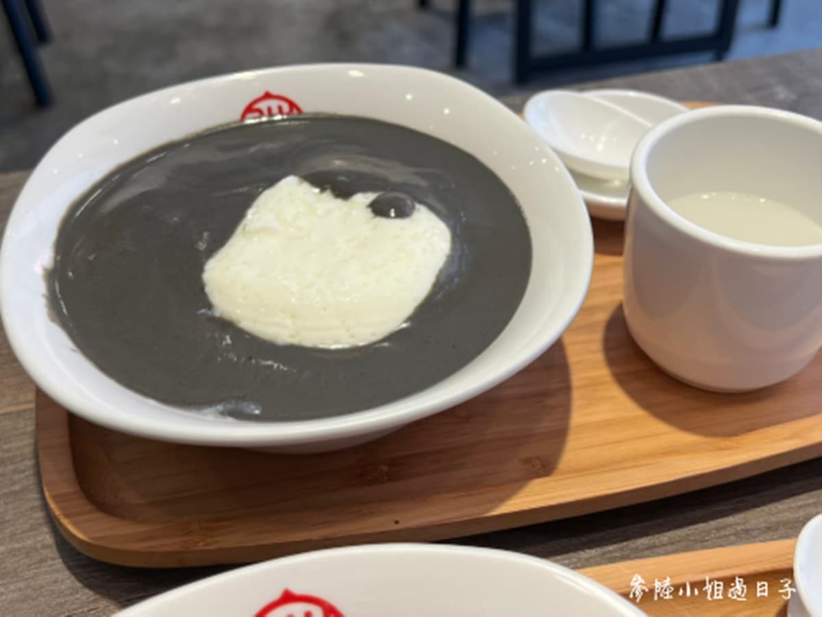免飛香港吃得到!正宗「蒸蛋式燉奶」奶香濃到爆,必搭唰嘴芝麻糊滑順不甜膩 免飛香港吃得到!正宗「蒸蛋式燉奶」奶香濃到爆,必搭唰嘴芝麻糊滑順不甜膩