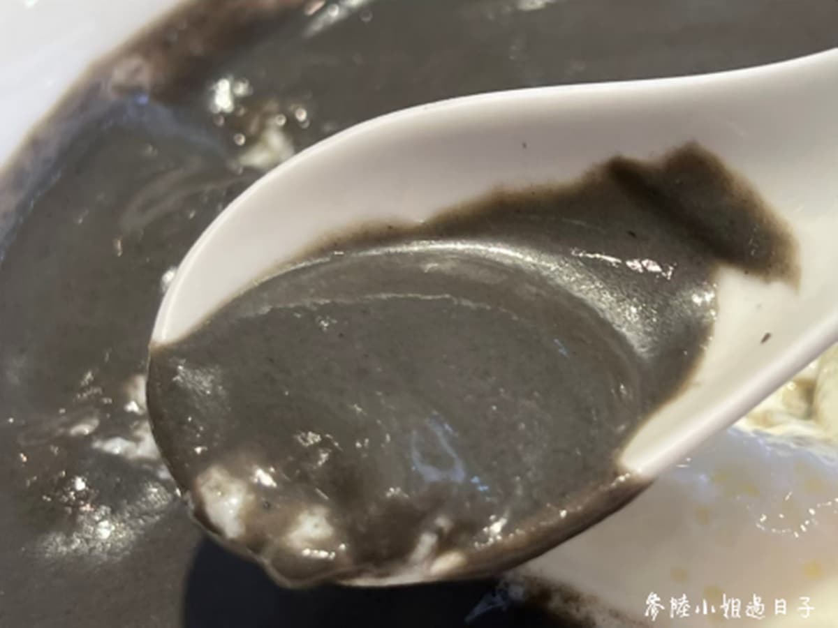 免飛香港吃得到!正宗「蒸蛋式燉奶」奶香濃到爆,必搭唰嘴芝麻糊滑順不甜膩 免飛香港吃得到!正宗「蒸蛋式燉奶」奶香濃到爆,必搭唰嘴芝麻糊滑順不甜膩