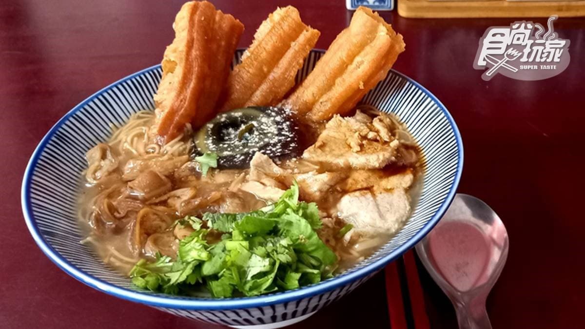 大腸麵線+皮蛋意外超搭!中藥湯頭尾韻清爽不膩,加自製果醋香甜更唰嘴