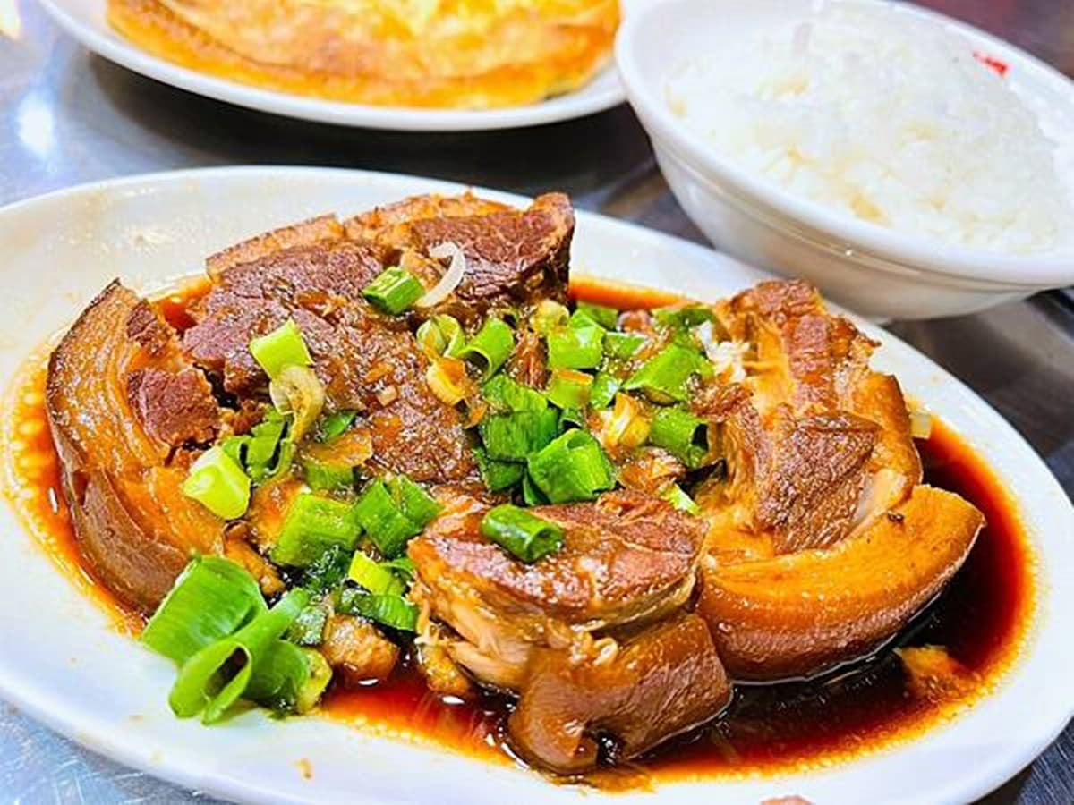 高雄人最愛冠軍店!50年肉燥飯老店滿滿膠質,內行必搭中藥材燉「滷腿庫肉」 高雄人最愛冠軍店!50年肉燥飯老店滿滿膠質,內行必搭中藥材燉「滷腿庫肉」