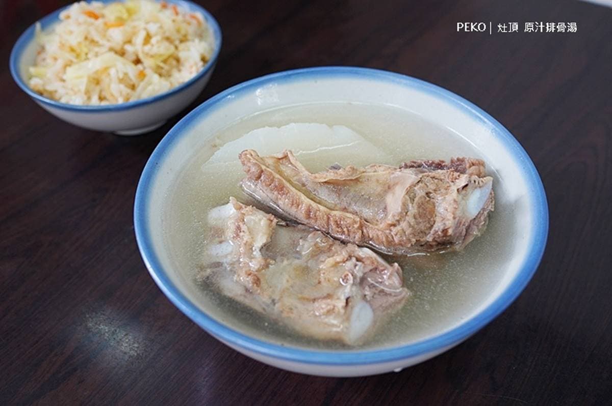 連3年必比登推薦!延三夜市「高麗菜飯」只要20元,排骨湯免費續湯喝到飽 連3年必比登推薦!延三夜市「高麗菜飯」只要20元,排骨湯免費續湯喝到飽