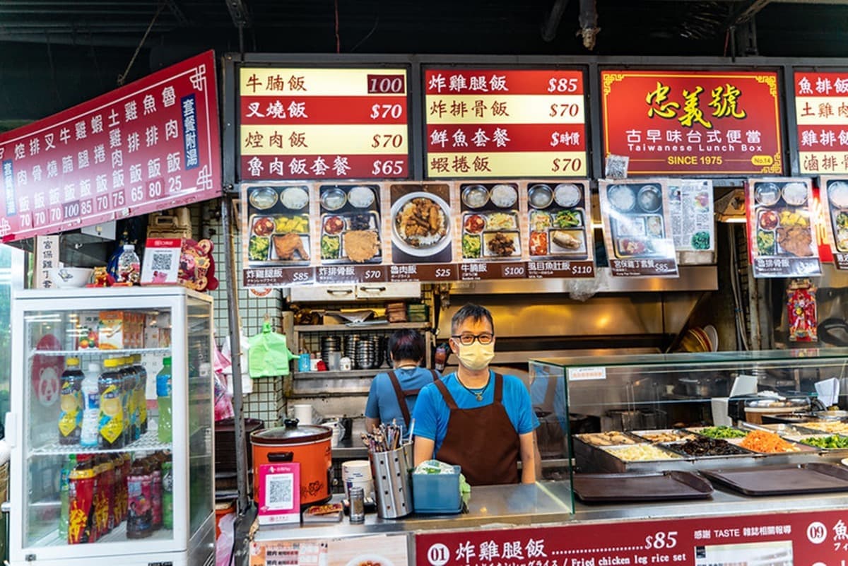 祕製排骨飯只要80元!在地人才知40年老便當店,超大雞腿、馬頭魚也必點 祕製排骨飯只要80元!在地人才知40年老便當店,超大雞腿、馬頭魚也必點