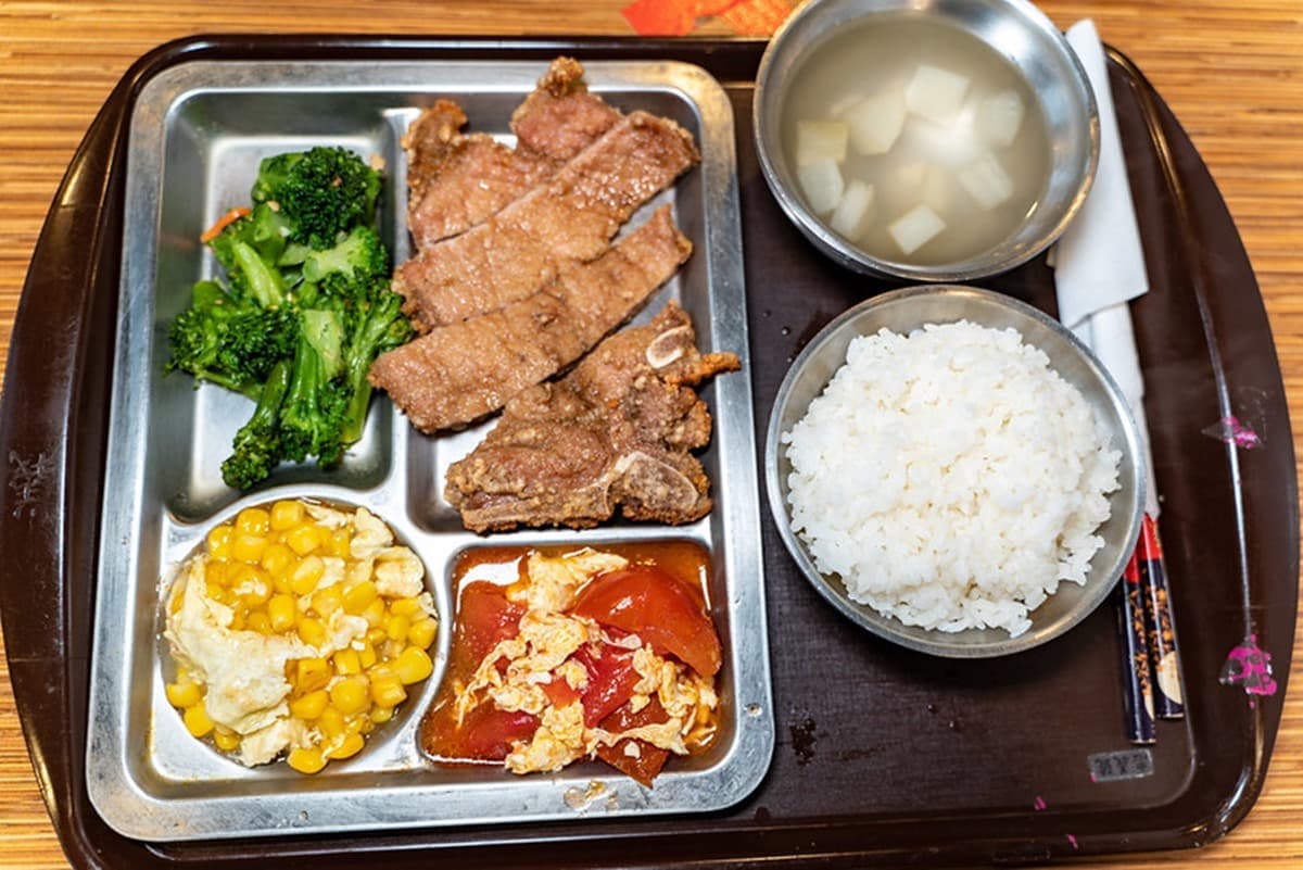 祕製排骨飯只要80元!在地人才知40年老便當店,超大雞腿、馬頭魚也必點 祕製排骨飯只要80元!在地人才知40年老便當店,超大雞腿、馬頭魚也必點