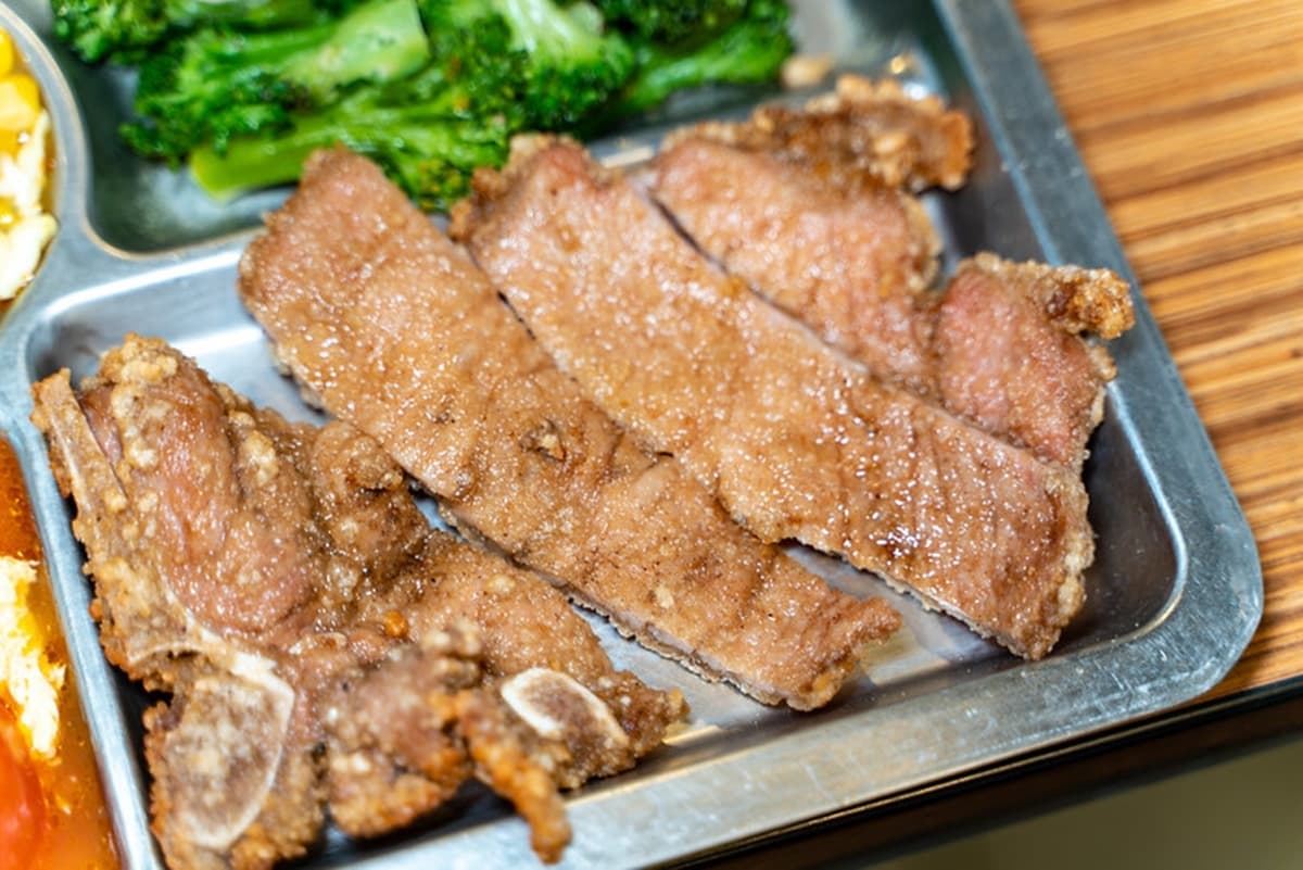 祕製排骨飯只要80元!在地人才知40年老便當店,超大雞腿、馬頭魚也必點 祕製排骨飯只要80元!在地人才知40年老便當店,超大雞腿、馬頭魚也必點