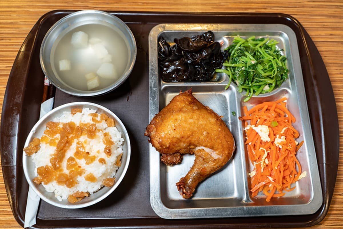 祕製排骨飯只要80元!在地人才知40年老便當店,超大雞腿、馬頭魚也必點 祕製排骨飯只要80元!在地人才知40年老便當店,超大雞腿、馬頭魚也必點