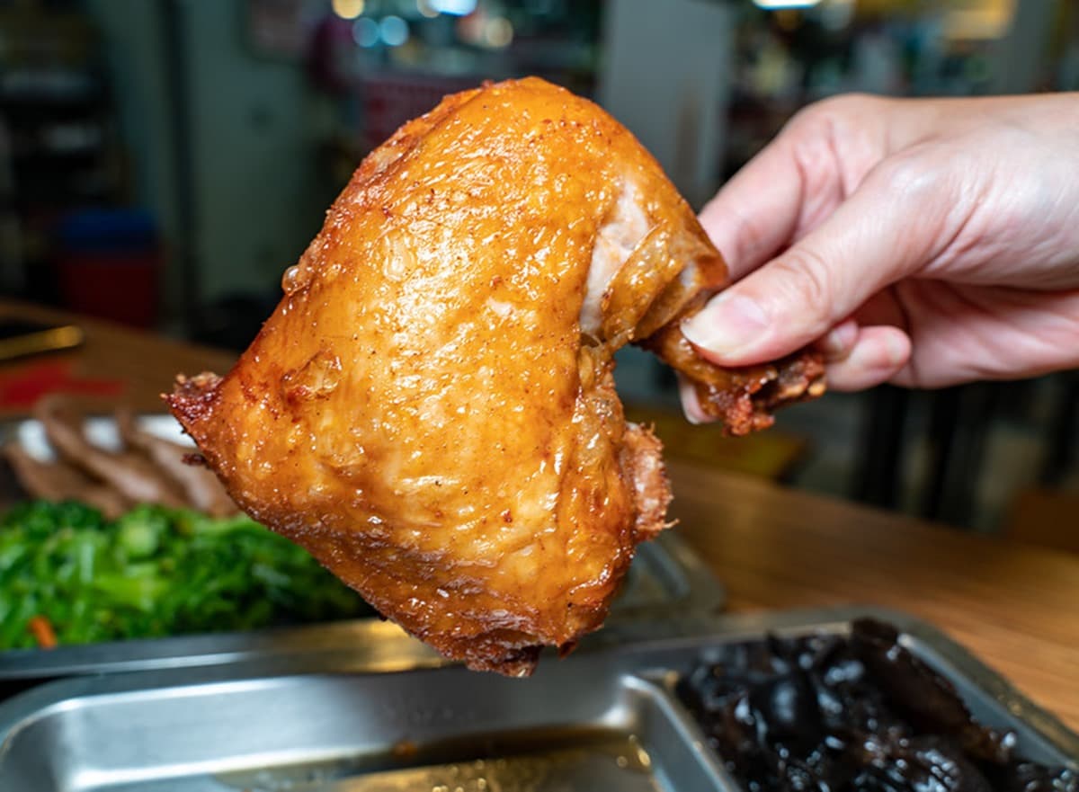 祕製排骨飯只要80元!在地人才知40年老便當店,超大雞腿、馬頭魚也必點 祕製排骨飯只要80元!在地人才知40年老便當店,超大雞腿、馬頭魚也必點