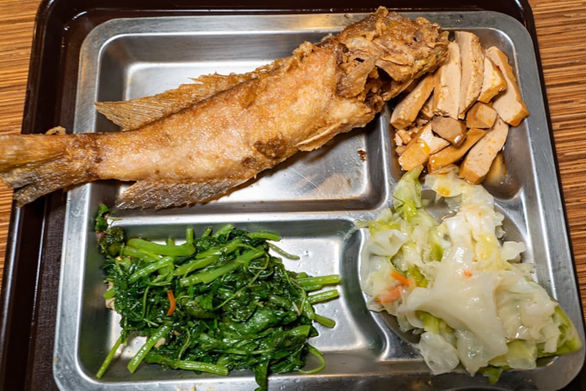 祕製排骨飯只要80元!在地人才知40年老便當店,超大雞腿、馬頭魚也必點 祕製排骨飯只要80元!在地人才知40年老便當店,超大雞腿、馬頭魚也必點