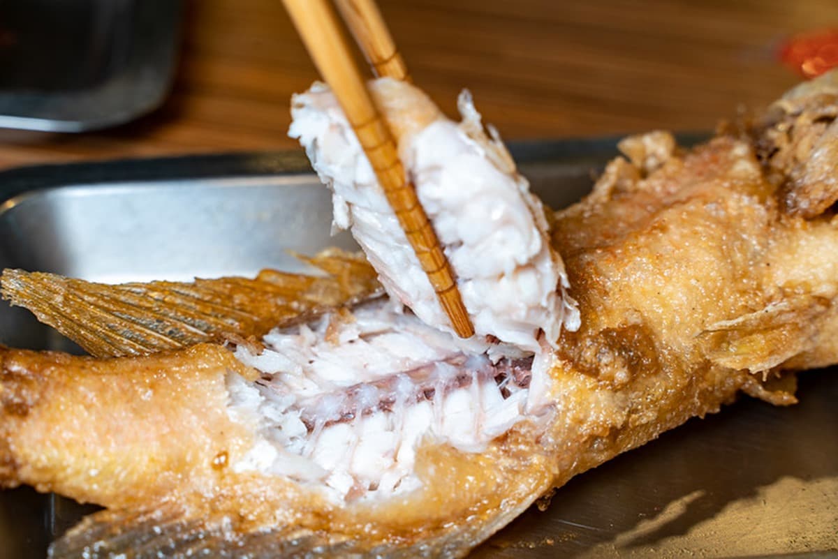 祕製排骨飯只要80元!在地人才知40年老便當店,超大雞腿、馬頭魚也必點 祕製排骨飯只要80元!在地人才知40年老便當店,超大雞腿、馬頭魚也必點